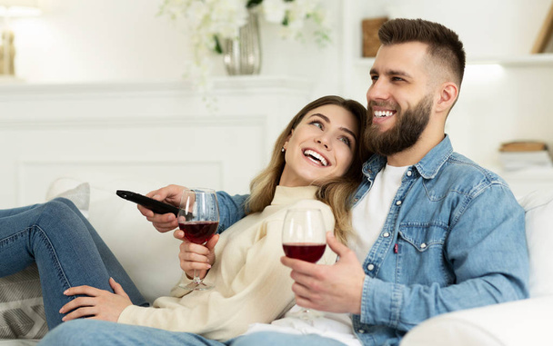 Mutlu Çift Şarap İçme ve Evde Tv İzleyerek - Fotoğraf, Görsel
