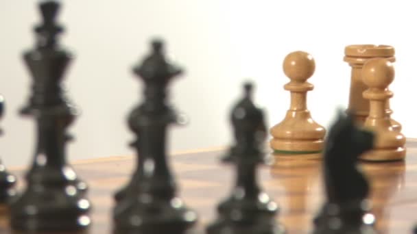 Pedaços de xadrez girando close-up em fundo branco
  - Filmagem, Vídeo