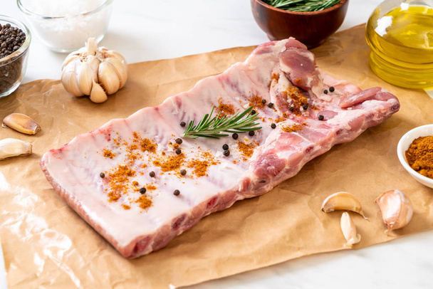 Côtes de porc crues fraîches prêtes à rôtir
  - Photo, image