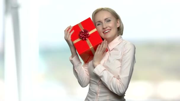 glücklich aufgeregte Frau mit rotem Geschenkkarton. - Filmmaterial, Video