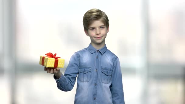 Красивий хлопчик показує коробку з подарунком
. - Кадри, відео
