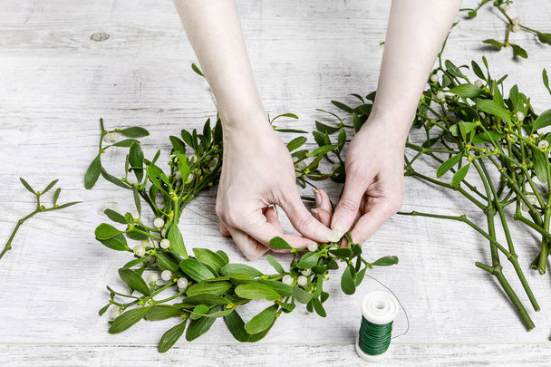 Florist at work: how to make mistletoe door wreath tutorial. - Valokuva, kuva