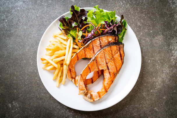 grilled salmon steak fillet with french fries - Foto, immagini