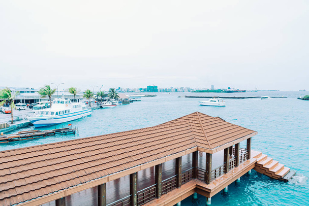 Hulhule, Malediven-23 mei 2019: boten en veerboten op de Harbo - Foto, afbeelding