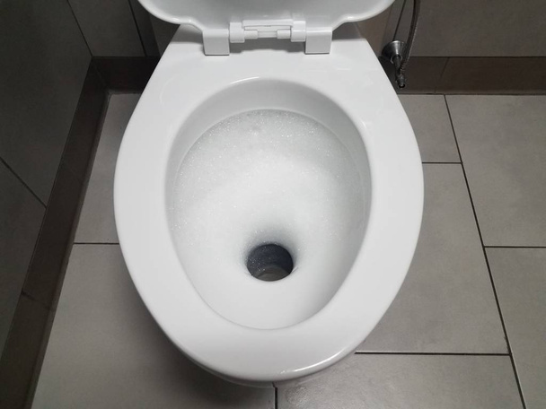 tuvalet veya banyoda kabarcıklar ile beyaz tuvalet - Fotoğraf, Görsel