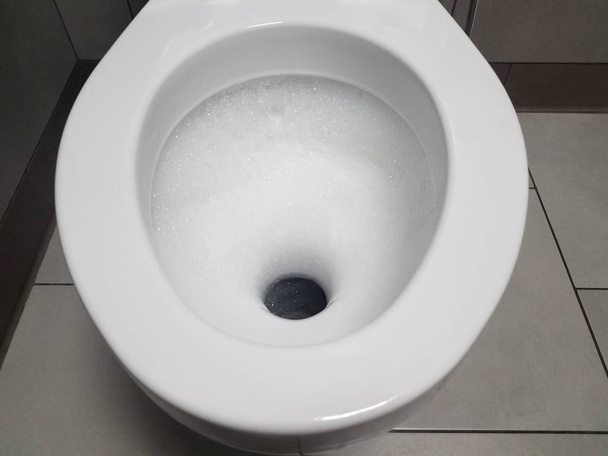 белый туалет с пузырьками в туалете или ванной комнате
 - Фото, изображение