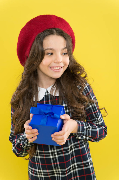 Birthday surprise. Exclusive discount date of birth. Transforming shopping into an experience. Gift shop. Shopping and purchase. Shopping day. Happy child hold box. Girl shopping. Save money - Foto, Imagen