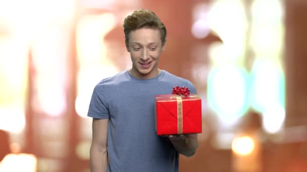 Portret van tiener jongen aanbod Gift Box. - Video