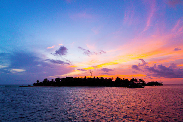 cielo del atardecer con la isla de Maldivas
 - Foto, imagen
