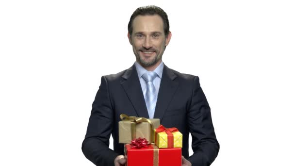 Gelukkige zakenman met feestelijke geschenkdozen. - Video