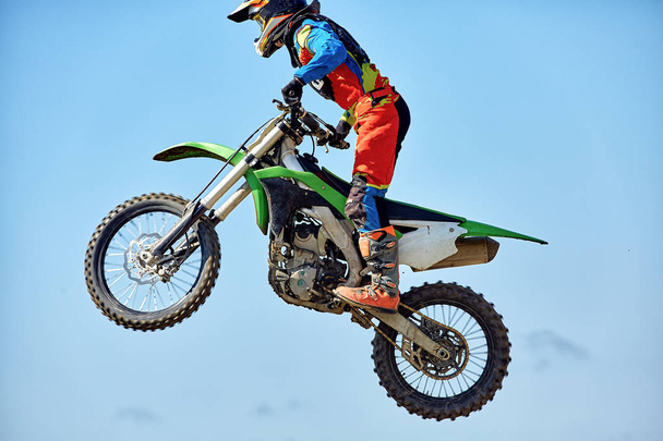 Sports extrêmes, saut à moto. Motocycliste fait un saut extrême contre le ciel
. - Photo, image
