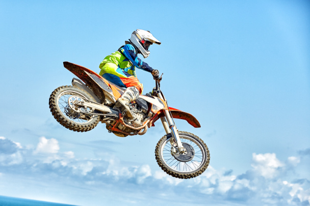 Sporty ekstremalne, skoki motocyklowe. Motocyklista sprawia, że ekstremalne skok z nieba. - Zdjęcie, obraz