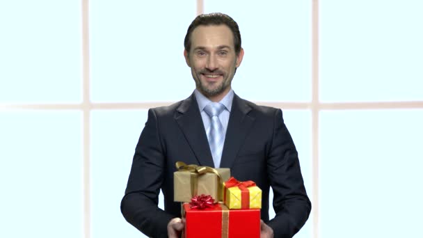 Jonge elegante man met geschenkdozen. - Video