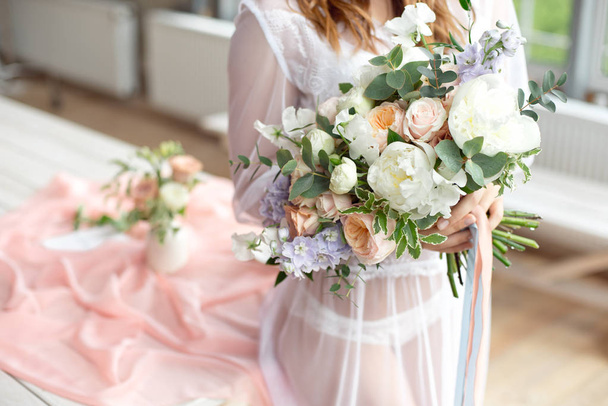 Bride showing off her beautiful boho flowers bouquet chic boho wedding magazines and websites, bohemian, fashion, florist and other related subjects - Foto, Imagem