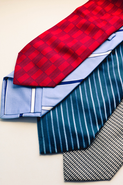 Sor divat többszínű férfi kötelékek. Vörös, kék szürke és csíkos kapcsolat a fehér háttéren. - Fotó, kép