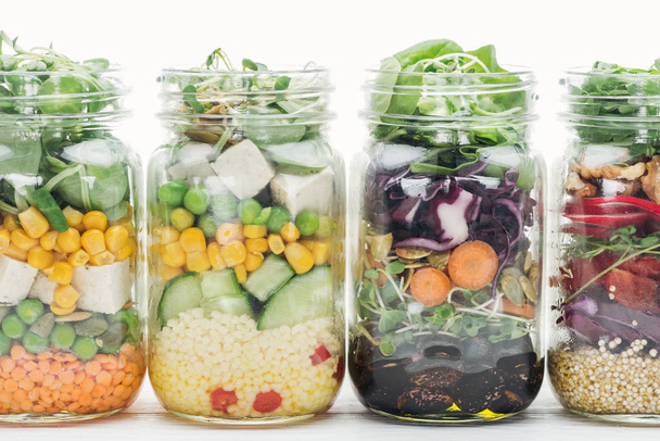 insalata di verdure fresche in vasi di vetro isolati su bianco
 - Foto, immagini