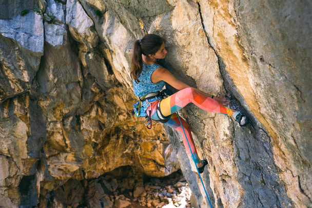 Bir kız bir kaya tırmanıyor. - Fotoğraf, Görsel