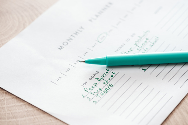 selective focus of monthly planner with green pen - Φωτογραφία, εικόνα