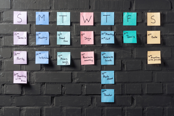 notes autocollantes colorées sur mur de briques noires
 - Photo, image