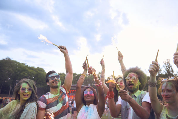Amigos com sparkler celebrando festival de música de verão
 - Foto, Imagem