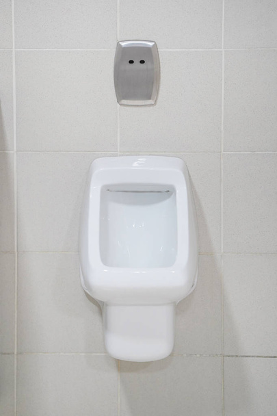 wit toilet in de badkamer - Foto, afbeelding