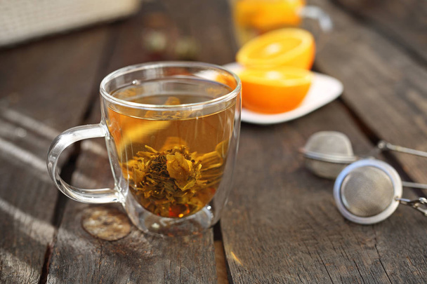 Virágzó zöld tea, egy pohár forró aromás ital. - Fotó, kép