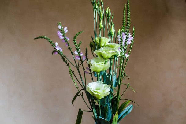Kimppu vaaleanvihreä eustoma kukkia
 - Valokuva, kuva