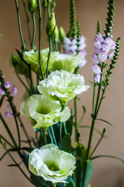 ein Strauß hellgrüner Eustoma-Blumen - Foto, Bild