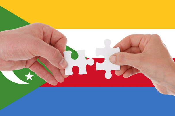 Bandeira das Comores, intergração de um grupo multicultural de jovens
 - Foto, Imagem