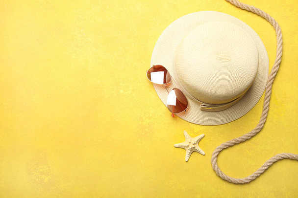 Μοδάτο ψάθινο καπέλο παραλίας, γυαλιά ηλίου  - Φωτογραφία, εικόνα