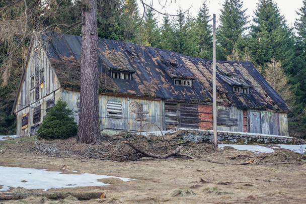 Edificio abbandonato nelle montagne del gufo in Polonia
 - Foto, immagini