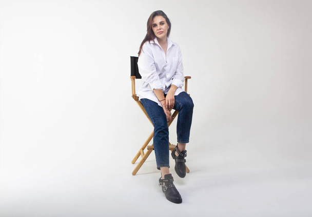 Bella donna bruna in posa in studio in camicia bianca
 - Foto, immagini