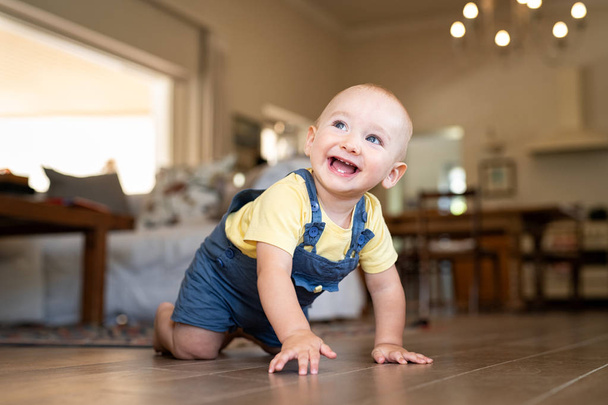 Little cute baby crawling at home - Foto, Bild