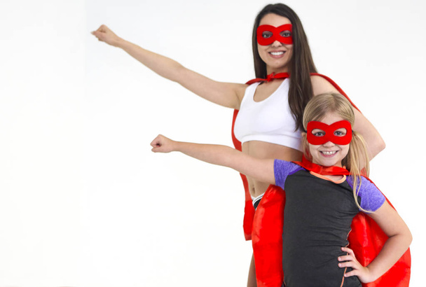 Jeune superwoman et supergirl portant des vêtements de sport et regardant
 - Photo, image