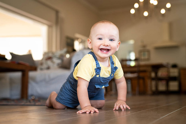 Маленький щасливий хлопчик плаче на підлозі
 - Фото, зображення