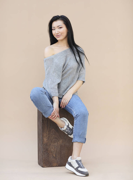 Kauneus muotokuva aistillinen aasialainen nuori nainen tumma pitkät hiukset
 - Valokuva, kuva