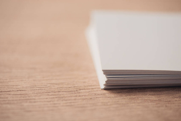 selective focus of white empty business cards on wooden surface - Foto, Bild