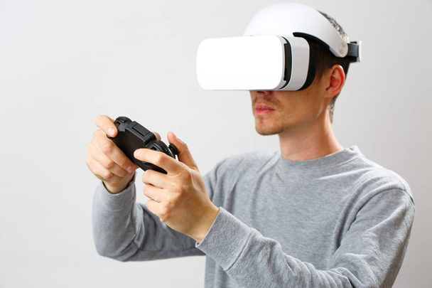 Людина з гарнітурою віртуальної реальності грає в гру
. - Фото, зображення