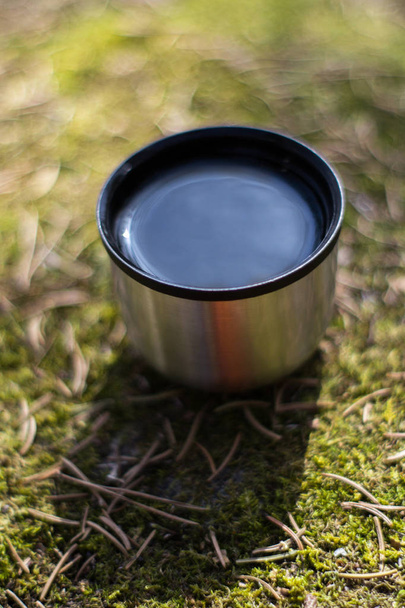 cup with sky reflection - picnic on mossy rock - Φωτογραφία, εικόνα