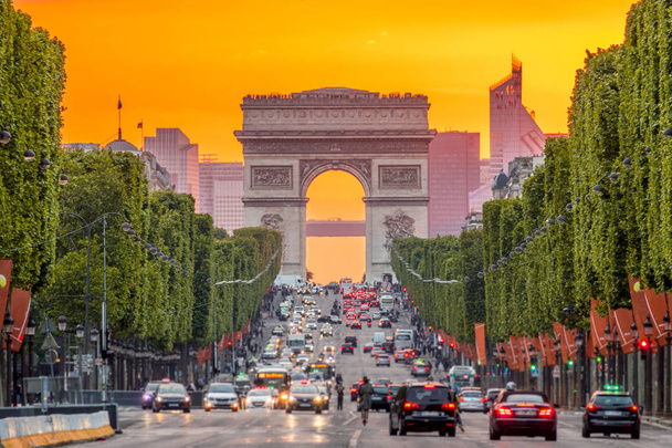 Champs Elysees ve Arc de Triomphe Altın Gün Batımı Sırasında - Fotoğraf, Görsel