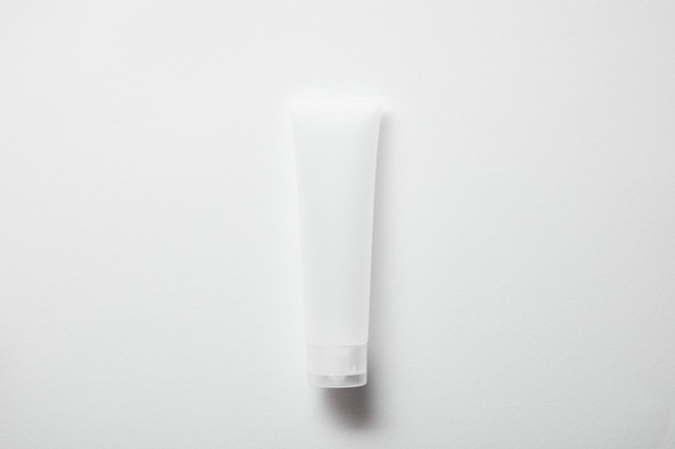 vue du dessus du tube de crème en plastique vide sur blanc
  - Photo, image
