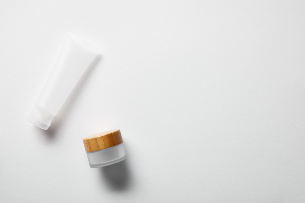 vista superior del tubo de crema y tarro en blanco
  - Foto, Imagen