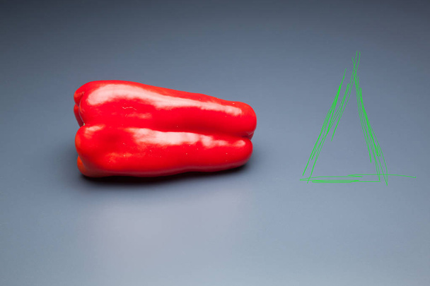Il peperone verde e rosso, vegetale sano e ricco di vitamine, può essere mangiato crudo o cotto, cotto, fritto, usato per fare soffriggere, può essere riempito con carne o altre verdure.
. - Foto, immagini