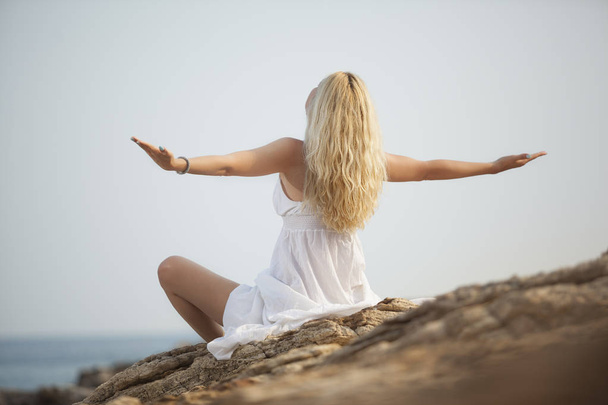 femme pratiquant le yoga et se relaxant sur la plage
 - Photo, image