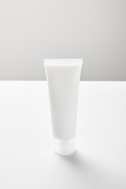 白にハンドクリームのクリームチューブ - 写真・画像