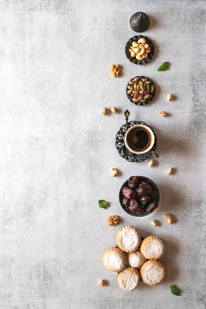 Ramadan édességek hátteret. Cookie-k el Fitr iszlám ünnepe. Arab sütik Maamoul - Fotó, kép
