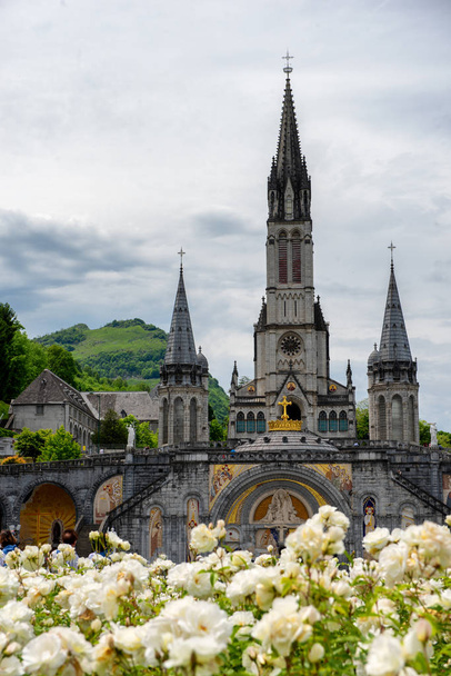 Vue de la basilique de Lourdes en France
 - Photo, image