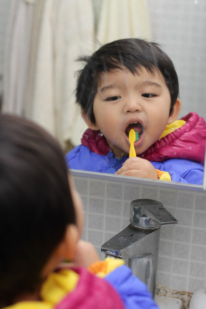かわいい男の子の歯を磨く - 写真・画像