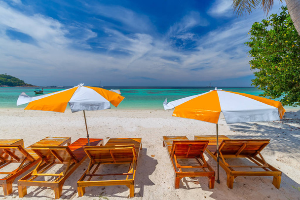 Sillas de playa, sombrilla y palmeras en la hermosa playa para vacaciones y relajación en la isla de Koh Lipe, Tailandia
 - Foto, Imagen