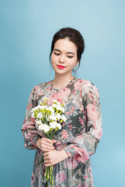 asien attraktive junge Frau auf blauem Hintergrund - Foto, Bild